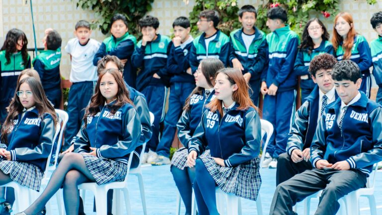 Entrega de chaquetas a la Promoción IX - Unidad Educativa Nuestro Mundo Eco Río