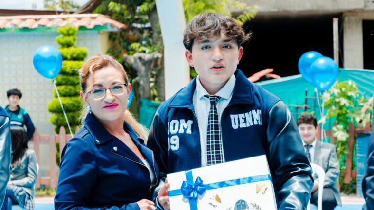 Entrega de chaquetas a la Promoción IX - Unidad Educativa Nuestro Mundo Eco Río