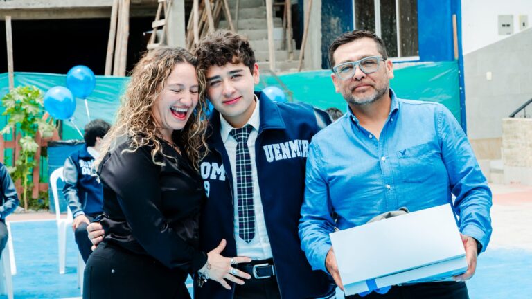 Entrega de chaquetas a la Promoción IX - Unidad Educativa Nuestro Mundo Eco Río