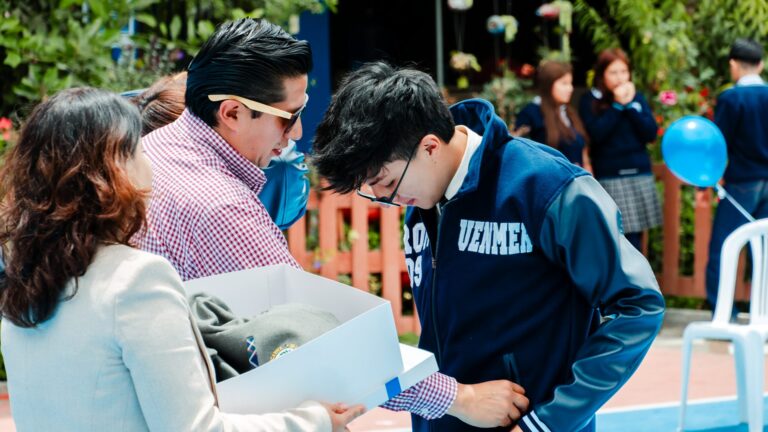 Entrega de chaquetas a la Promoción IX - Unidad Educativa Nuestro Mundo Eco Río