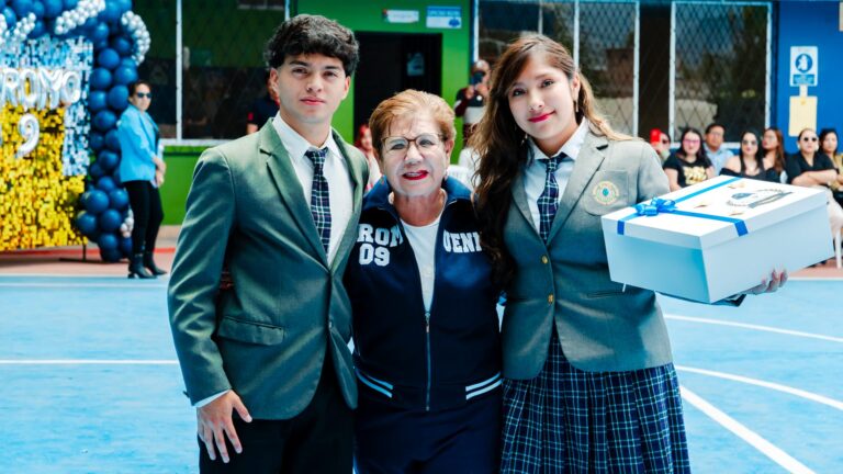 Entrega de chaquetas a la Promoción IX - Unidad Educativa Nuestro Mundo Eco Río