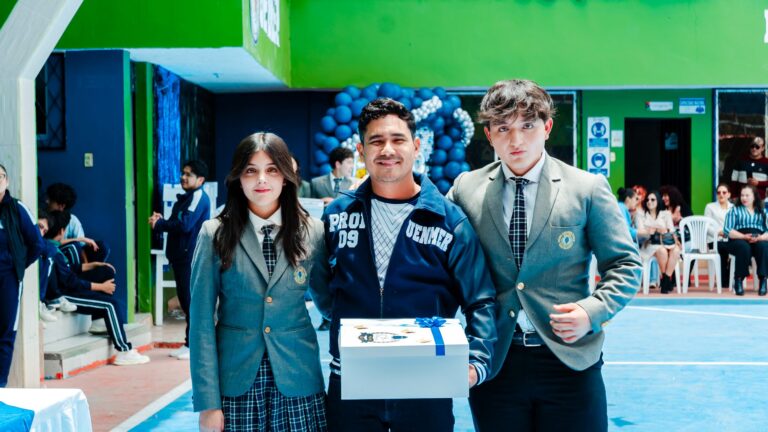 Entrega de chaquetas a la Promoción IX - Unidad Educativa Nuestro Mundo Eco Río