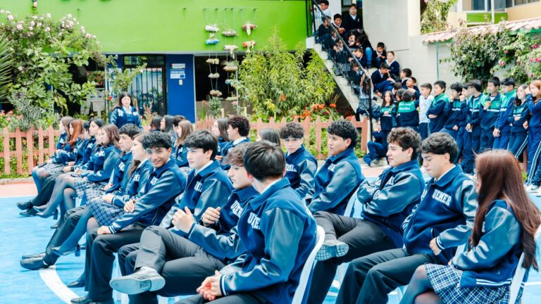 Entrega de chaquetas a la Promoción IX - Unidad Educativa Nuestro Mundo Eco Río