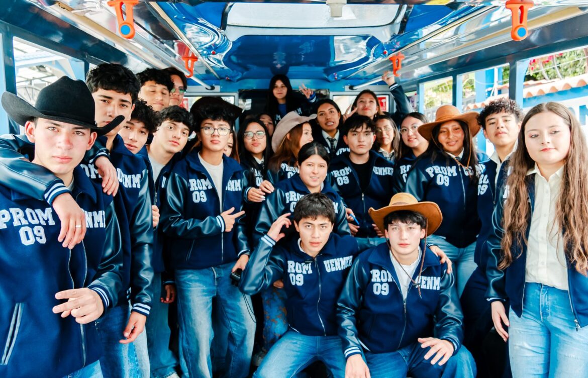Entrega de chaquetas a la Promoción IX - Unidad Educativa Nuestro Mundo Eco Río