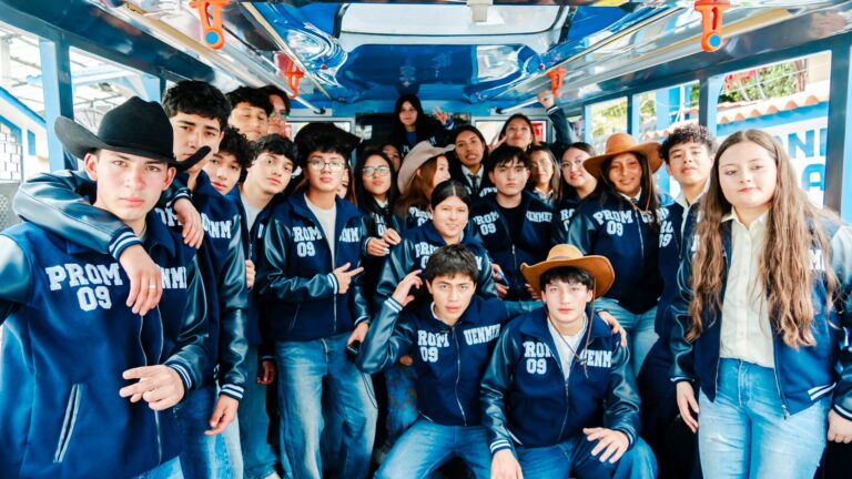 Entrega de chaquetas a la Promoción IX - Unidad Educativa Nuestro Mundo Eco Río