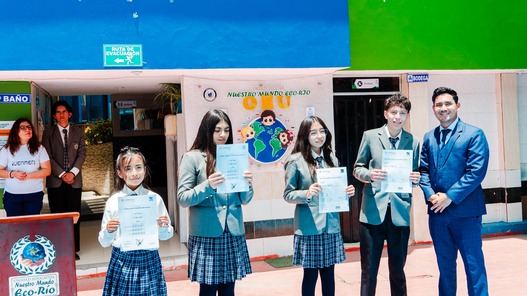 Estudiantes de la Unidad Educativa Nuestro Mundo Eco Río con sus certificados Cambridge